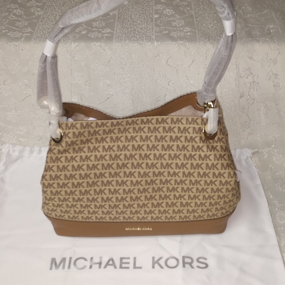 Michael Kors Raven BG/EBONY large shoulder tote.